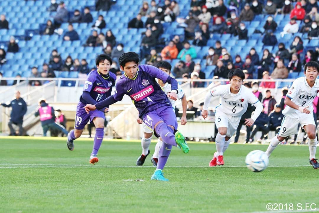 サンフレッチェ広島さんのインスタグラム写真 - (サンフレッチェ広島Instagram)「『高円宮杯 JFA U-18 サッカープレミアリーグ 2018 ファイナル』で、サンフレッチェ広島ユースが鹿島アントラーズユースに2-1で勝利😂  6年ぶり5度目となる高円宮杯制覇を果たし、日本一に輝きました🏆  試合は一進一退の攻防から、次第にサンフレッチェペースに。その中で生まれた待望の先制点は、前半37分でした。東俊希選手のクロスに、鮎川峻選手がヘディングシュート⚽　この得点で勢いがつきました‼️ 後半も積極的に仕掛け、53分には松本大弥選手が放ったシュートが相手DFの腕に当たってPKに。これを大堀亮之介選手が冷静に決め、2点のリードを奪います。  その後、セットプレーから1点を失ったものの、粘り強い守備で鹿島の反撃を食い止め、全員の力で優勝をつかみとりました🙌  たくさんのご声援、誠にありがとうございました🙇  #sanfrecce #youth #premier18」12月15日 17時44分 - sanfrecce.official