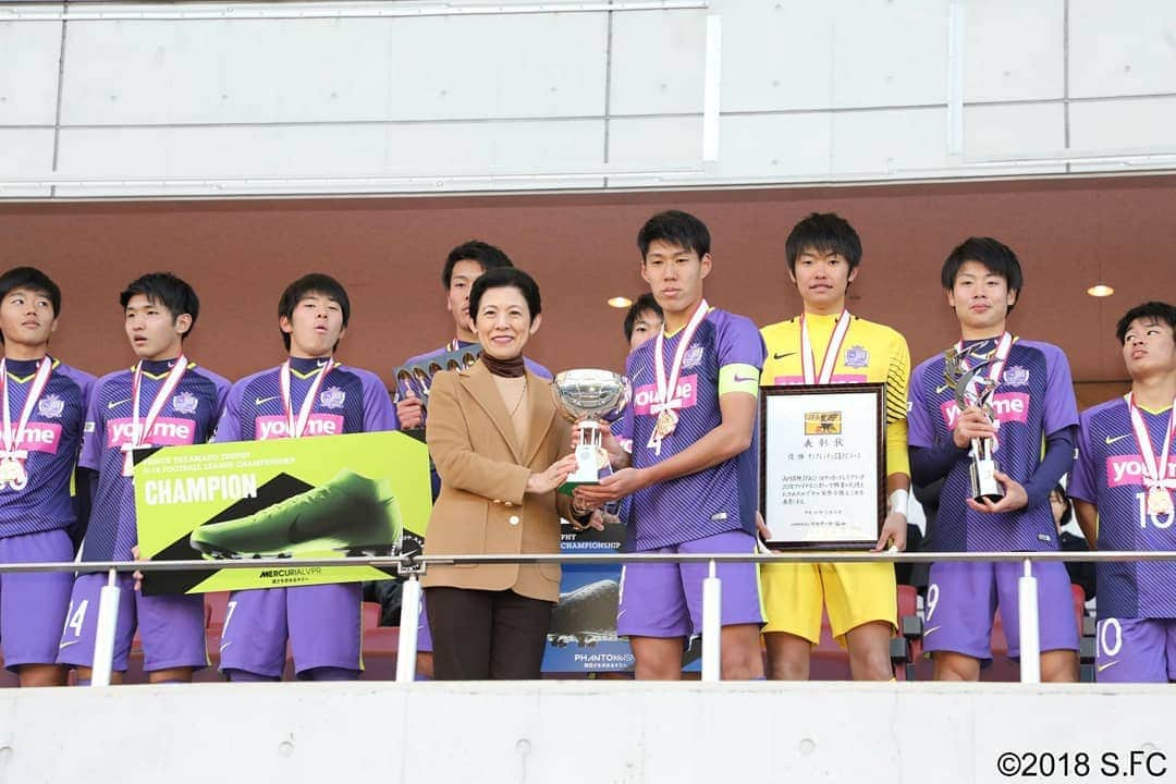 サンフレッチェ広島さんのインスタグラム写真 - (サンフレッチェ広島Instagram)「『高円宮杯 JFA U-18 サッカープレミアリーグ 2018 ファイナル』で、サンフレッチェ広島ユースが鹿島アントラーズユースに2-1で勝利😂  6年ぶり5度目となる高円宮杯制覇を果たし、日本一に輝きました🏆  試合は一進一退の攻防から、次第にサンフレッチェペースに。その中で生まれた待望の先制点は、前半37分でした。東俊希選手のクロスに、鮎川峻選手がヘディングシュート⚽　この得点で勢いがつきました‼️ 後半も積極的に仕掛け、53分には松本大弥選手が放ったシュートが相手DFの腕に当たってPKに。これを大堀亮之介選手が冷静に決め、2点のリードを奪います。  その後、セットプレーから1点を失ったものの、粘り強い守備で鹿島の反撃を食い止め、全員の力で優勝をつかみとりました🙌  たくさんのご声援、誠にありがとうございました🙇  #sanfrecce #youth #premier18」12月15日 17時44分 - sanfrecce.official