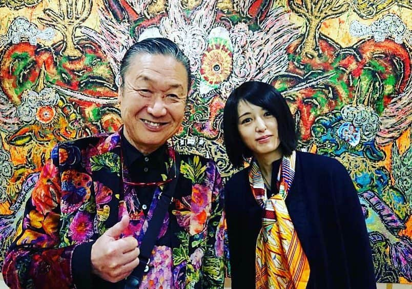 小松美羽さんのインスタグラム写真 - (小松美羽Instagram)「ファッションデザイナー山本寛斎さんが個展に🙏 絵と服が同化してます！😆 明日は大個展の最終日になります。 たくさんの来場者に感謝でいっぱいです🙏  明日のサイン会限定100人となっていますが、可能な限り何人でも大丈夫ですので、 11:00に急がないでもお越しください(^^) 狛犬様も神獣たちも皆さんにお会いできる事を楽しみにしております！ #個展 #日本橋 #三越 #狛犬 #art #2018」12月15日 18時21分 - miwakomatsu_official