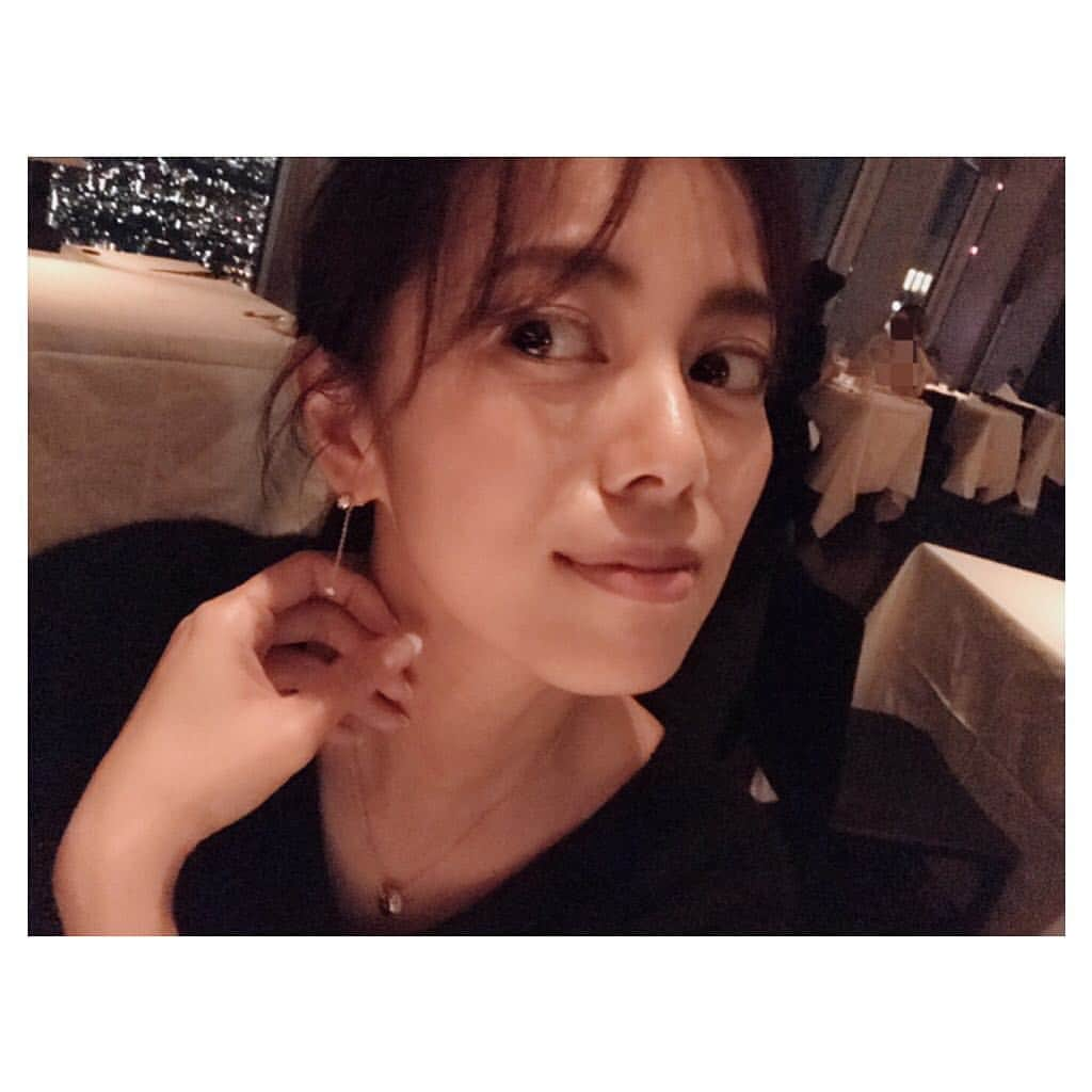 中林美和さんのインスタグラム写真 - (中林美和Instagram)「. 私が大事にしている物ほど、 「大人になったら私にちょうだいね！」と 娘からいつもキープされるのだけど、 PIAGETのジュエリーもその一つ。 . 母から娘へ、そんな日もそう遠くはないね。 娘たちが似合うときが来るのが楽しみだなあ ...なんて思いを馳せた夜。 それまでは私が大事に使おう♡ . #jewelry #piaget #ピアジェ #お気に入り @piaget」12月30日 14時25分 - miwanakabayashi