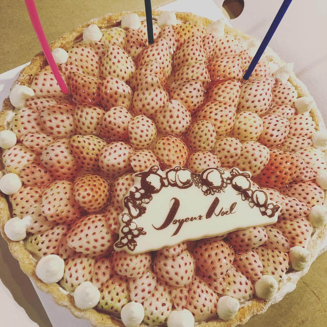 千秋さんのインスタグラム写真 - (千秋Instagram)「お友達たちがケーキを持って遊びに来てくれました🍓🍓🍓 #キルフェボン #白苺のタルト #白苺 #白い苺 #タルト #トライポフォビア #お祝い #苺好きに生まれたからには🍓 #佐野ひなこ @hinako_sano」12月30日 12時56分 - chiaki77777