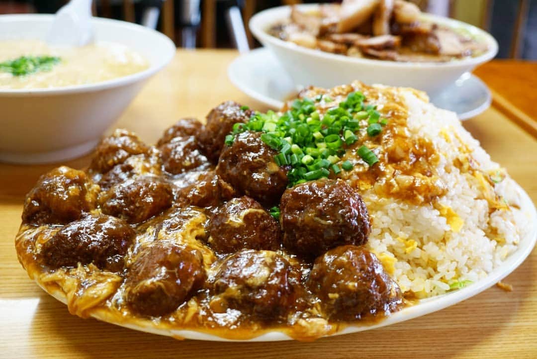 石関友梨のインスタグラム：「炒飯に肉だんごトッピング☆チャーシュー多い麺醤油‪⸜( •⌄• )⸝‬スープ☆全部3kgくらい☆何食べても何度食べても美味しいな♡ #かし亀 #埼玉ラーメン #炒飯 #肉 #大食い #付け合せと思えないくらい極旨玉子スープ #食べ歩き #デカ盛り」