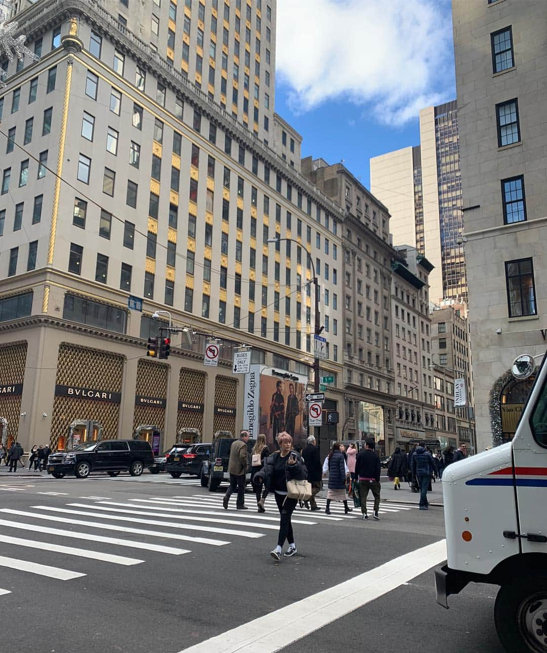 梅宮アンナさんのインスタグラム写真 - (梅宮アンナInstagram)「@bergdorfs  から〜の  @louisvuitton  から〜の  @barneysny  ももかは来月17歳になります🎂  お誕生日プレゼントに、  @louisvuitton のチビリュックです🎁  今日は、、晴れましたが風がすご〜く冷たいイチニチでした。  私が着ている黒のダウンジャケットは、  @rickowensonline  @rickowensstorenewyork  のモノです。  私は昔から  @rickowensstorenewyork  が好きでして。  私の好きなテイストだから。  今年の冬の装いは、  この様なボリューミーな、ダウンジャケットが、流行りです。。 個人的な感想は、  去年とは全く違うコートのジャンルでした。  とにかくボリューミーなダウンジャケットが、流行りです。  アバンギルドな服沢山ありましたよ👏👏👍🌟💋 今日  @duveticaofficial のダウンジャケットを見つけました。  今までとは全く違うデザインでした。  そのうちお見せいたしますね。。 毎年年に2回。  私はニューヨークへ行きます。  最新の流行を体感したいんです。  最新のトレンドを身につける事ではなく、  頭においておきたいのです。  自分に合う様に服を着ます。  似合うモノは、着るし、  流行りでも似合わないモノは  着ないのよ〜〜😅😅 ホテルに着いたら、シャンパンサービスがあったので🍾  素敵だわ💕💕💕 #ダウンジャケット #rickowens #nyc #happybirthday」12月30日 13時12分 - annaumemiya