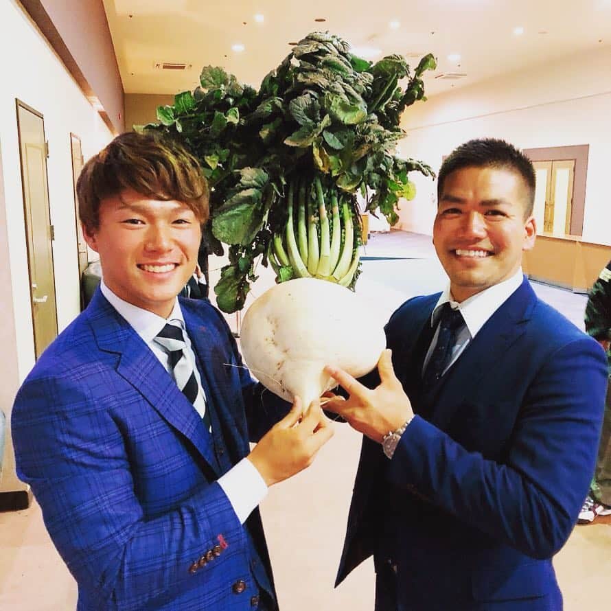 山本由伸さんのインスタグラム写真 - (山本由伸Instagram)「鹿児島で桜島大根いただきました。 桜島大根はんぱねぇ🔥笑 #高城俊人#桜島大根 #オリックスバファローズ #鹿児島」12月30日 13時31分 - yoshinobu__yamamoto