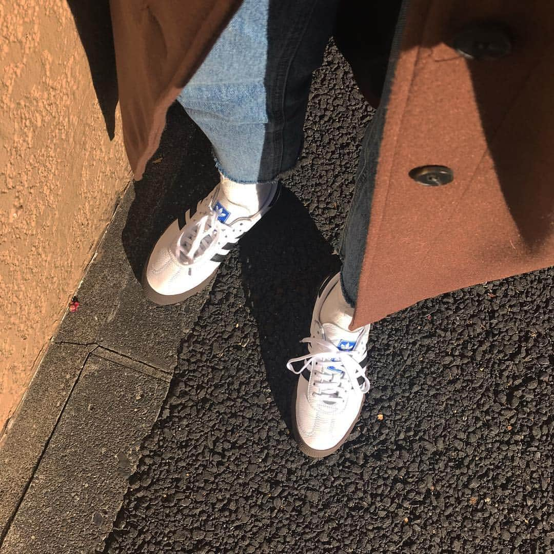 mai saitoさんのインスタグラム写真 - (mai saitoInstagram)「買うの迷いまくってたらお父さんが買ってくれた👟🍂 ソールが茶色なのが最高にかわいいーー  #スニーカー#adidas  #ショートボブ#ワイドバング#オン眉#外ハネ#きりっぱなし#おかっぱ#サロンモデル#ウェットヘア#外国人風#赤髪#ボルドー#ベレー帽#ootd#セットアップ#ボブアレンジ#ヘアアレンジ」12月30日 14時05分 - maimai__213