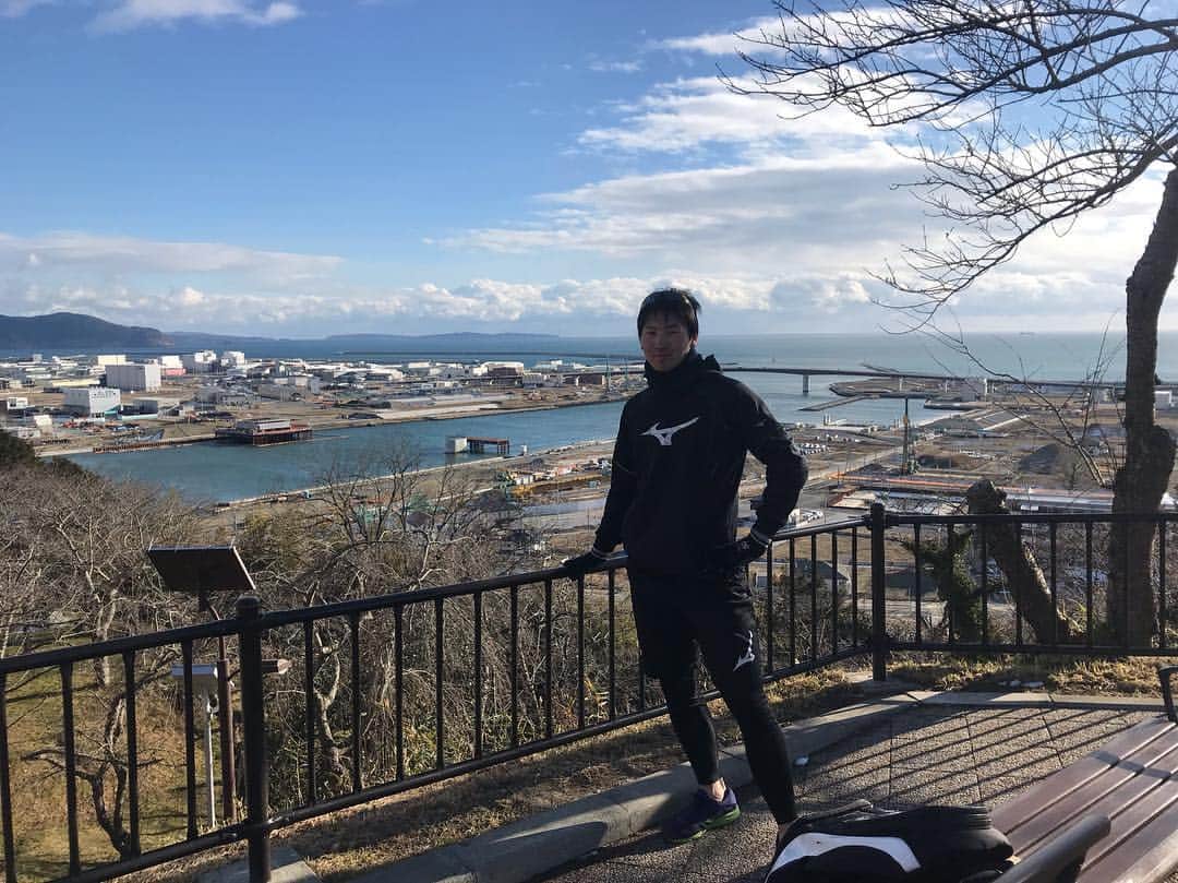 鈴木遼太郎のインスタグラム：「. お疲れ様です。 今日は地元の日和山公園でトレーニングをしてます！ 気温は2度、、、たくさん走ってきました🤣 . 話は変わりますが、 石巻は復興中です。少しでも多くの方々に素晴らしい夢を与えられるように頑張っていこうと、ここからの景色を見て感じました。 石巻の人間としてもっと強くなっていい報告をしたいと思います。 . 来年は怪我なく！！ .  #日和山公園  #石巻  #鈴木遼太郎 .  夜はレコ大見ましょ👀」