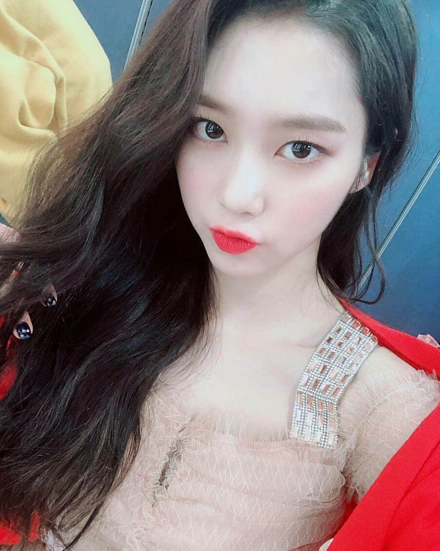 ジホのインスタグラム：「Oh My Girl - Fancafe update 181229 - 오마이걸 ~ Jiho ~ 지호 (© Oh My Girl) . .  #jiho #kimjiho #hyojung #mimi #yooa #seunghee #binnie #arin #ohmygirl #omg #wment #miracle #ThankYouJinE #Rememberme #지호 #김지호 #효정 #미미 #유아 #승희 #비니 #아린 #미라클 #오마이걸 #불꽃놀이」