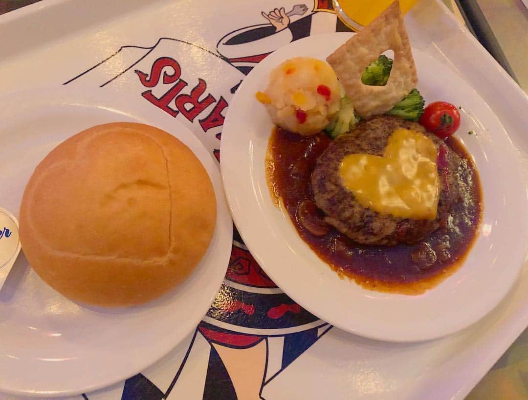 オジク のインスタグラム：「♡が可愛い🍴✨ DisneyLand🐭🏰に行ったら必ず<クイーン・オブ・ハートのバンケットホール♥️>でケーキ食べる😋（笑）」