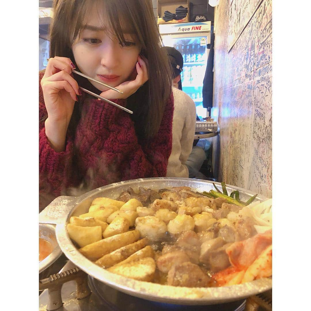 上西星来さんのインスタグラム写真 - (上西星来Instagram)「だーい好きなホルモン！ 本場のホルモンを食べてきた😊💓 ぷりぷりであまーくてびっくり！ 美味しすぎた、、、 お酒も美味しかった！ 締めの卵と絡めて食べるご飯がスプーンが止まらなくなるくらい美味しかったの！ ・ ・ 髪の毛はニット帽の影響ですごくぐしゃぐしゃです😳笑 Seira¨̮♡︎ #韓国 #韓国旅行 #コプチャン #ホルモン」12月30日 14時37分 - seira_jonishi_tpd