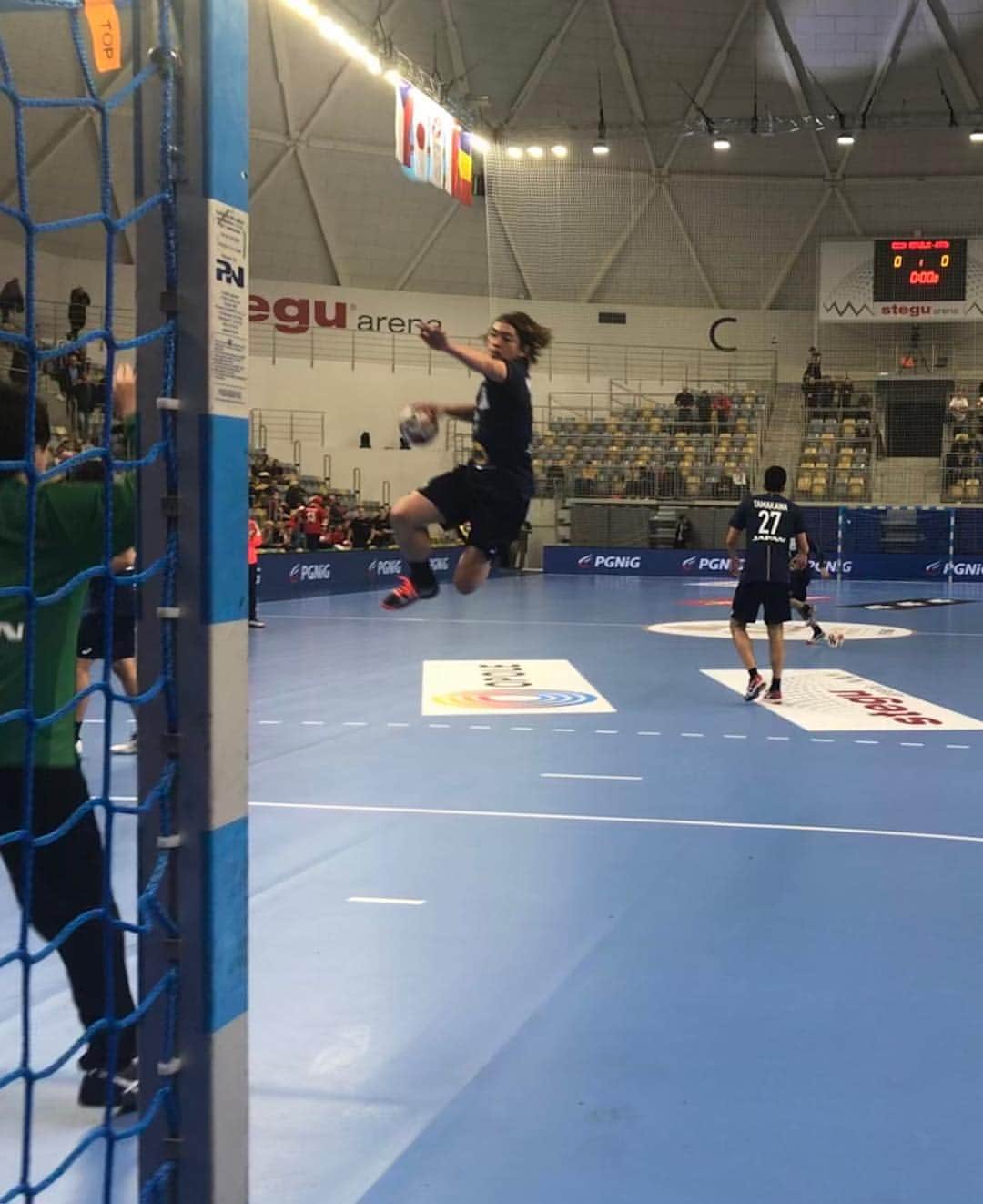 宮崎大輔さんのインスタグラム写真 - (宮崎大輔Instagram)「ポーランド🇵🇱カップ戦3位❗️ スペイン時代（学生時代）の監督と会いました‼️今はルーマニア代表の監督❗️感動❗️ そして選手とのこの身長の差… 自称175センチ…  #handball #ハンドボール #japan #bennu #宮崎大輔 #teamjapan」12月30日 9時16分 - daisuke7_official