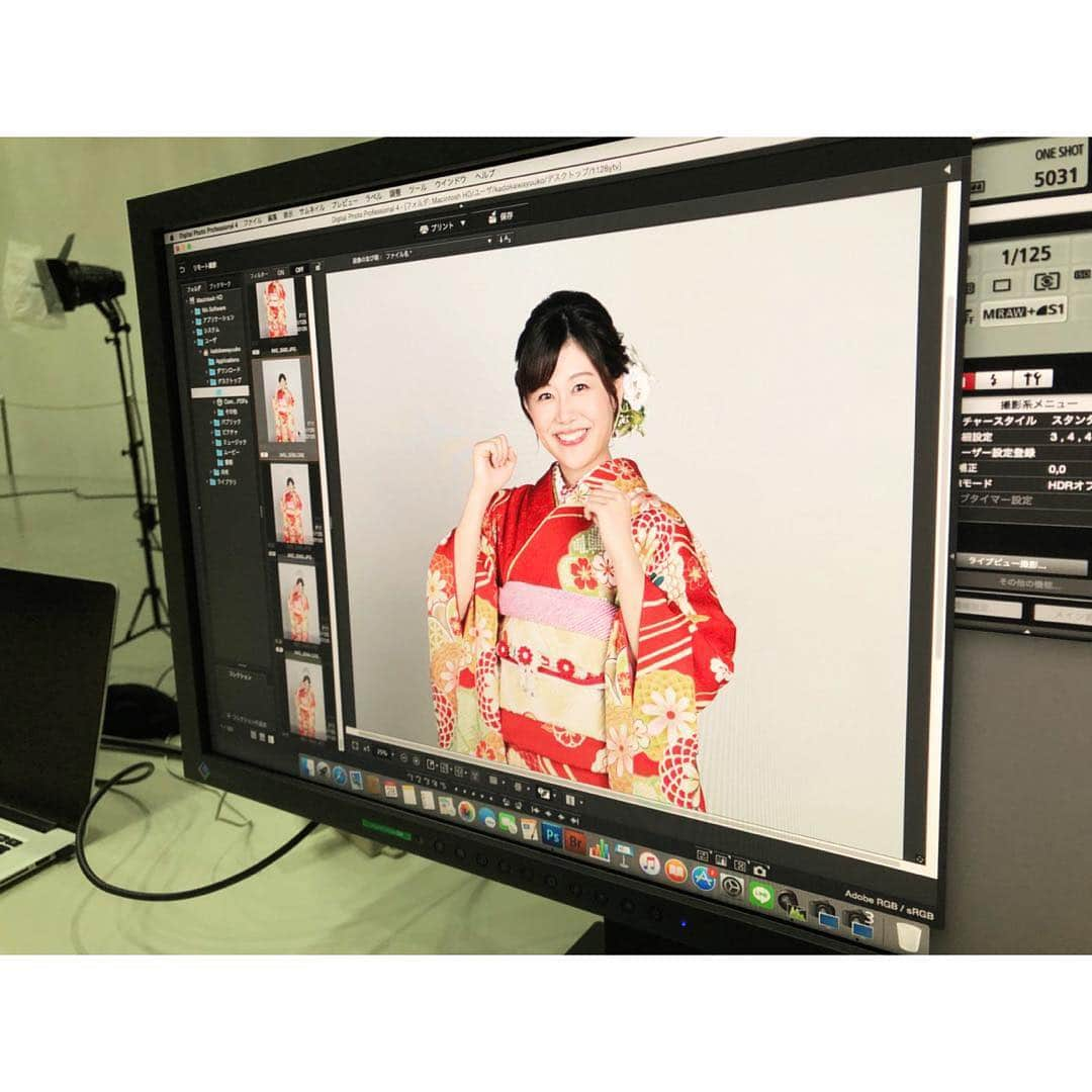 澤口実歩さんのインスタグラム写真 - (澤口実歩Instagram)「とても有り難い事に、 元日の読売新聞広告欄に 掲載していただくことになりました！ カメラマンさんが撮ってくださったオフショットです💁‍♀️ 元日の読売新聞、ぜひご覧下さい！  年始のみほちゃんねるも 振袖で登場予定です😊  #読売新聞 #広告 #振袖 #赤い振袖 #白い髪飾り #オフショット #澤口実歩」12月30日 10時17分 - miho_sawaguchi