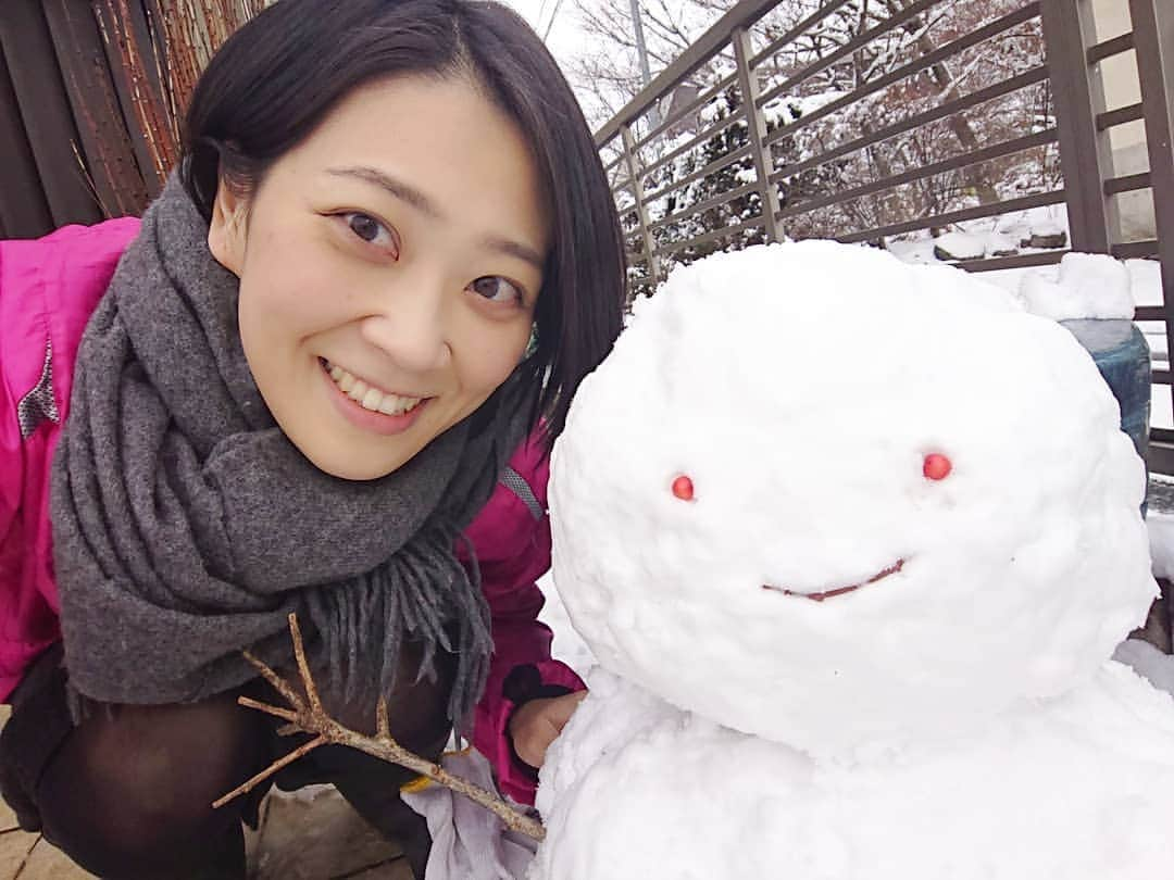 加藤沙知さんのインスタグラム写真 - (加藤沙知Instagram)「雪遊び。  久しぶりに雪だるまを作ってみました。  完成と思ったら、 母から帽子とマフラーが手渡されました！  童心にかえる年末です。笑  #雪だるま #雪 #snow #実家 #群馬県 に #帰省」12月30日 10時56分 - mrt.kato