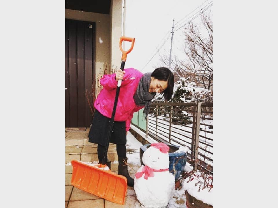 加藤沙知さんのインスタグラム写真 - (加藤沙知Instagram)「雪遊び。  久しぶりに雪だるまを作ってみました。  完成と思ったら、 母から帽子とマフラーが手渡されました！  童心にかえる年末です。笑  #雪だるま #雪 #snow #実家 #群馬県 に #帰省」12月30日 10時56分 - mrt.kato