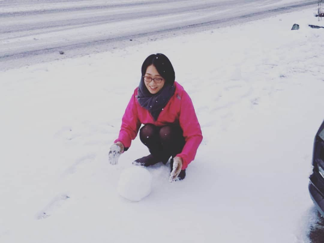 加藤沙知さんのインスタグラム写真 - (加藤沙知Instagram)「雪遊び。  久しぶりに雪だるまを作ってみました。  完成と思ったら、 母から帽子とマフラーが手渡されました！  童心にかえる年末です。笑  #雪だるま #雪 #snow #実家 #群馬県 に #帰省」12月30日 10時56分 - mrt.kato