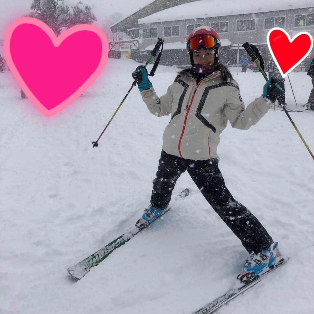 紀真耶さんのインスタグラム写真 - (紀真耶Instagram)「今シーズン初スキーにきました(^^) 動画はここまで！カッコ良く滑れるようになったら載せようかなー笑 兄が撮ってくれました！  今日も雪が降っています。運転などする方は気をつけてください！  #スキー#スキー女子#スキーヤー#雪山#斑尾#明日は他のスキー場#テレビ朝日#アナウンサー#紀真耶#かっこよくなりたい」12月30日 11時25分 - maya0kino