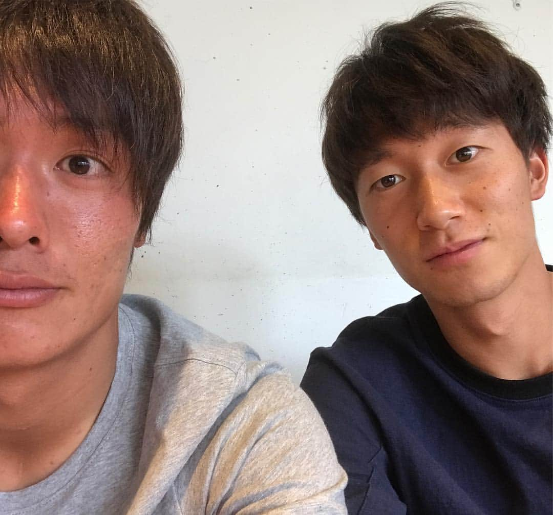 山田将之のインスタグラム：「Thank you my bro👊👊 また同じピッチに立ちたいわ！ その時は敵か味方かわからないけど🤔  #青森山田 #高校選抜 #高校からの付き合い #今ではイケメンJリーガー #そこは絶対に認めない #日の丸を背負う男 #そこは認める #代表頑張れ！ #山田将之 #室屋成」