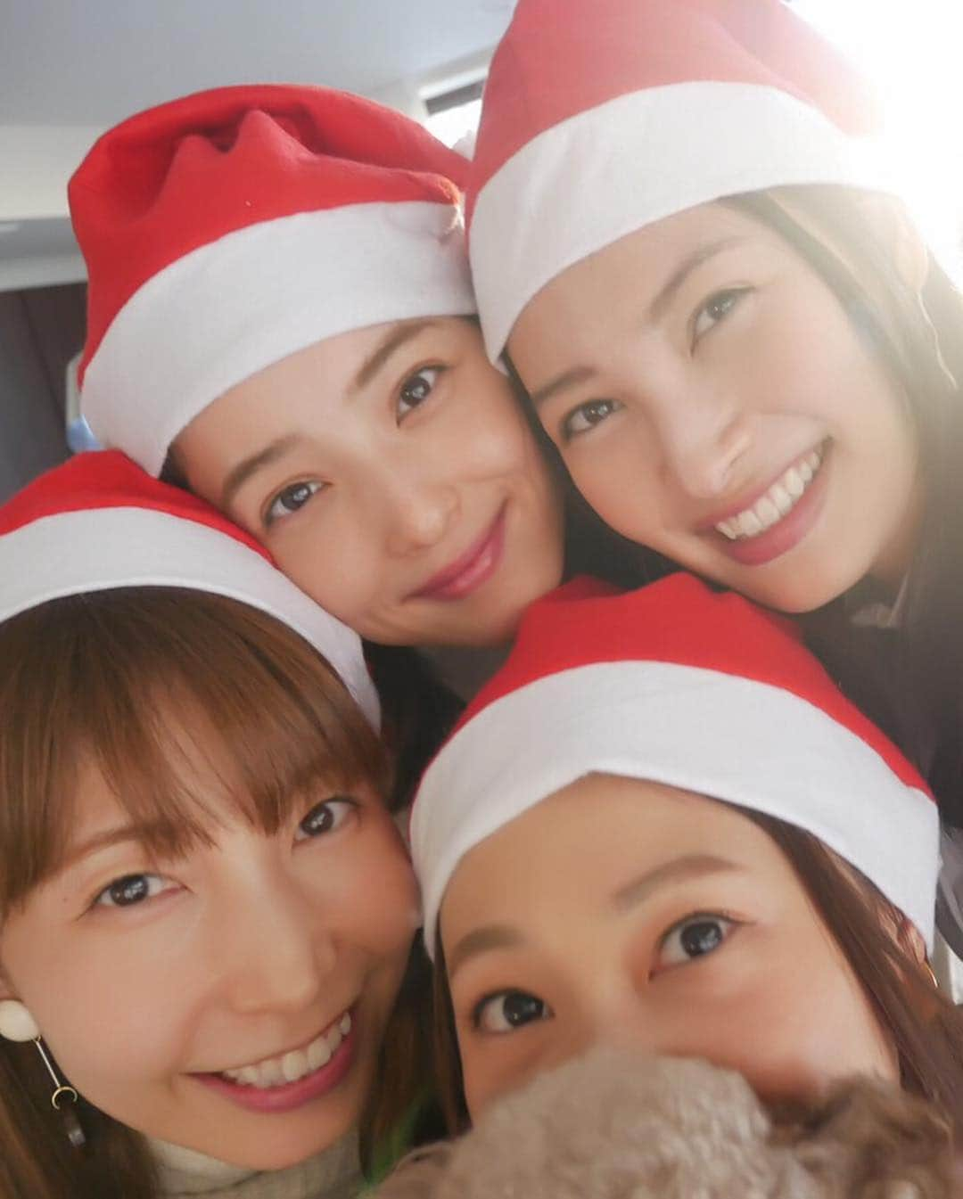 高橋里帆さんのインスタグラム写真 - (高橋里帆Instagram)「ちょっと前ですが、クリスマス会をしました✨  昼間から美味しいものをたくさん食べて幸せでした😋  最後に @nozomisasaki_official  さんの手作りケーキが美味しすぎてお腹いっぱいなのに、あきちゃんと2人でワンホール半分食べちゃいました💦  美味しすぎたぁ〜✨ #クリスマス#クリスマス会#佐々木希 さん#大政絢 さん#宮本由梨  さん#ケーキ#美味しい」12月30日 11時46分 - takahashi.riho