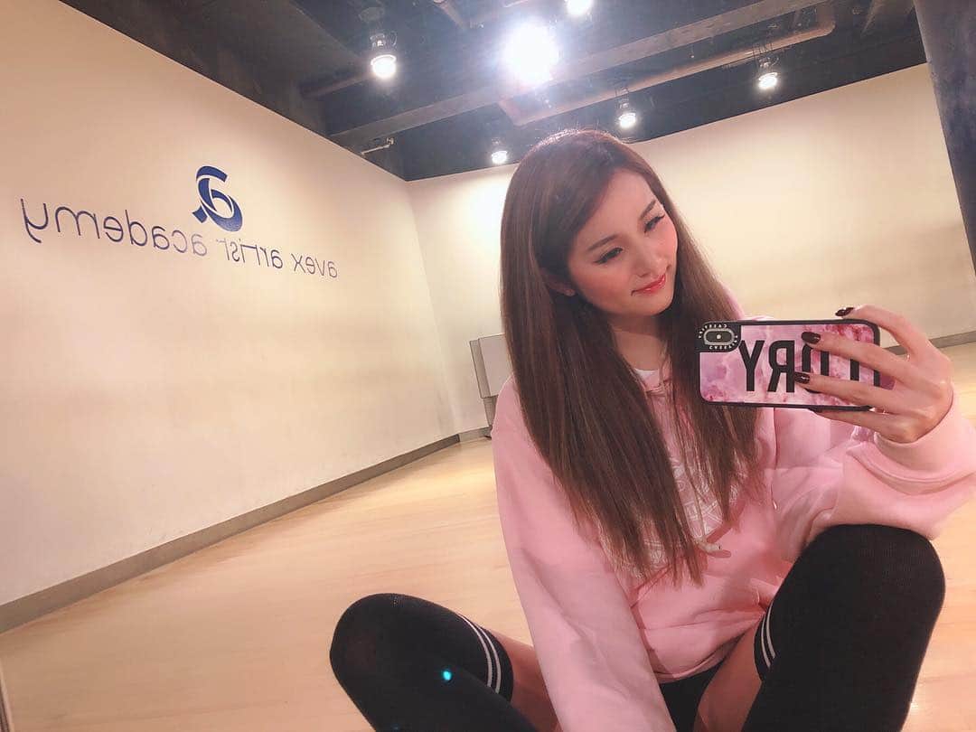 LORYのインスタグラム：「昨日はお仕事のリハーサルでした🧸 高校生の頃ここでダンスのクラス 受けてたんだ🐣🌷 今もこうして踊ってられるって しあわせだなとしみじみした😂🥰✨ 仕事納め行ってきます〜❣️」