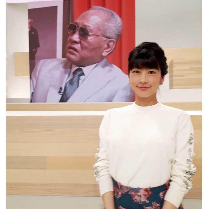 フジテレビアナウンサーのインスタグラム：「・ 生野です😊 早いもので2018年もあと少し。明日‪16日(日)‬午後4時から生放送で今年を振り返ります🧐 ・ 番組司会の宮根さんはボクシング連盟の前会長・山根明さんに自宅でインタビュー😳 折れ曲がるスマホに、ぺらっぺらの透明キーボード😵⁉️中国のハイテクの最先端や、 南海トラフ巨大地震に迫る船「ちきゅう」に日本のテレビカメラとして初取材❣️ 息子のために約1億円を盗んだ母親…など、まさに『ニュース総決算2018 平成最後の年末に真相を見たSP』です😆 お時間ありましたら是非🙇‍♀️ ・ ‪#FNN重大ニュース #ニュース総決算2018 #平成最後の年末に真相を見たSP #明日午後4時から生放送 #生野陽子 #海老原優香 アナも一緒です😆 #フジテレビアナウンサー‪」