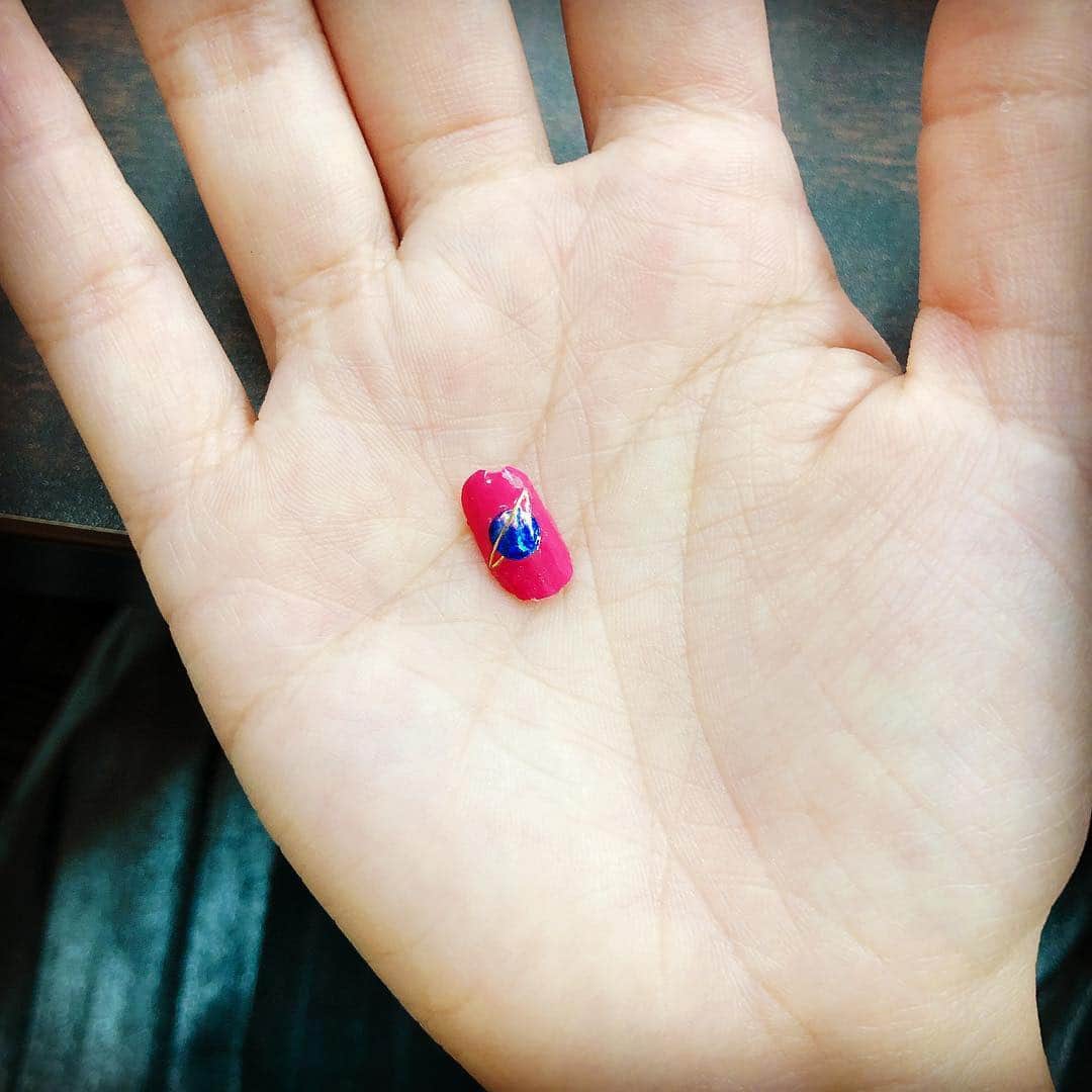 成瀬瑛美のインスタグラム：「リリイベが楽し過ぎてネイルが剥がれた！💅✨ 控え室の床にポロッと落ちてたからハシャいで気付かないうちに逝ったのカモ？🤔✨ ってそんな事あるんかいかーい(*´∀`*)/！ｗ #インスタライブをうっかり起動させてしまったあわわわーなえいたそこと成瀬☆ #今回はセルフでネイルシール貼ったりとかしてみたのさー(ノ∀`*)💖✨ #来てくれたみんな本当にありがとうねねね！！！✨」