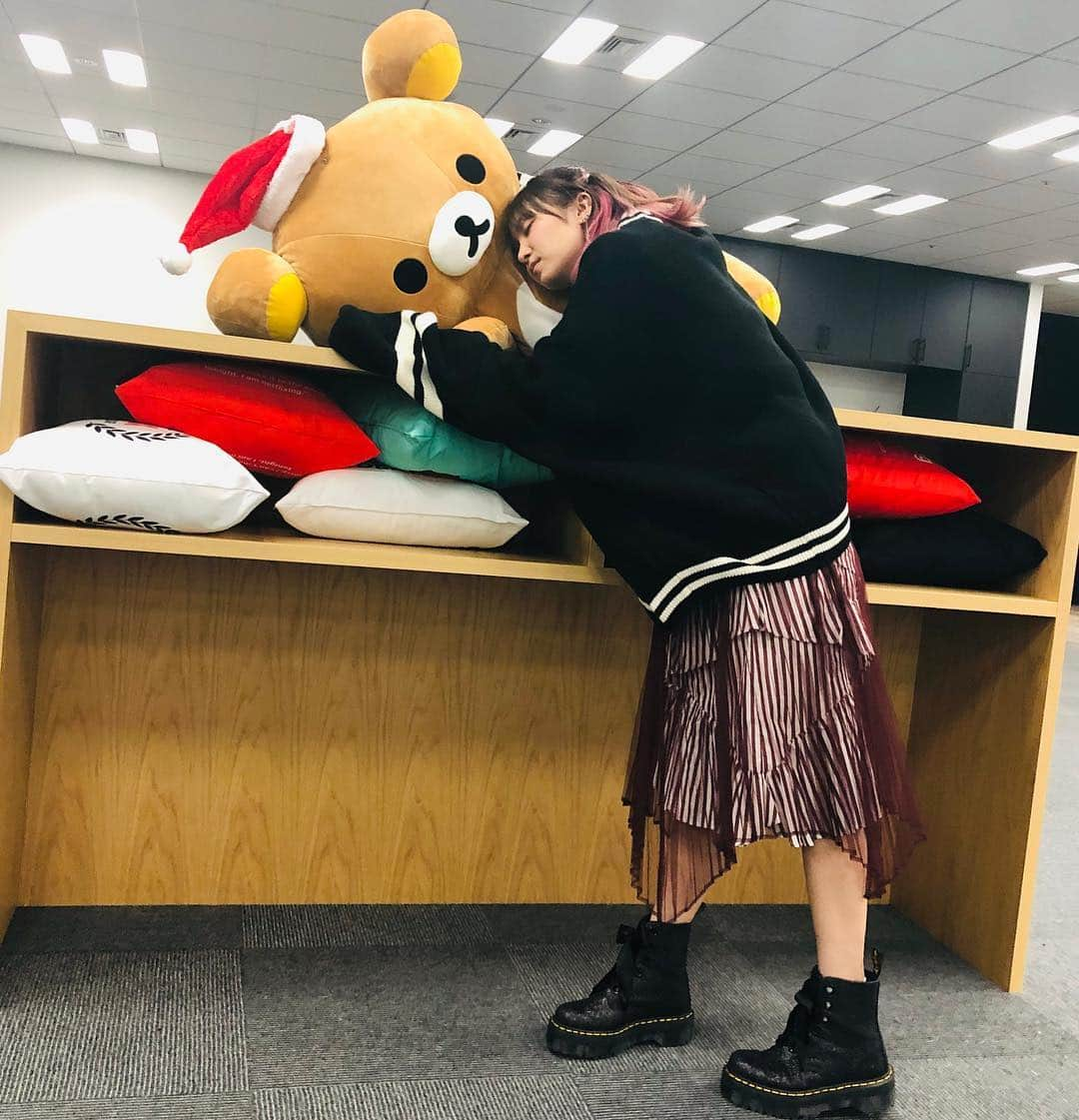 LiSAさんのインスタグラム写真 - (LiSAInstagram)「#Twitterトレンド大賞⁠ ⁠ アニメトレンド2018 ちょびっとお邪魔しましたぁーっ！！\( ¨̮ )/ありがとうございましたぁー\( ¨̮ )/番組はまだまだ続きます #LiSA #NETFLIXさんにいたでっかいリラックマがサンタ仕様になってた  #落ちそうだからそっとサポート #りさふく #くばちゃまコーデ #袖長族 #SKOOKUM #VivienneWestwood #SNIDEL #DrMartens」12月15日 21時19分 - xlisa_olivex