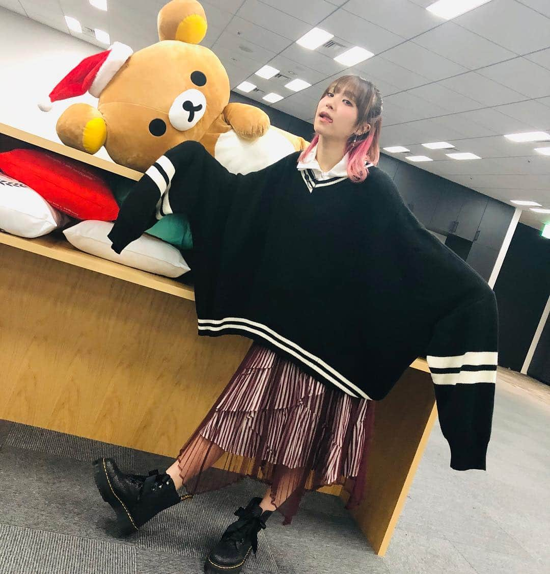 LiSAさんのインスタグラム写真 - (LiSAInstagram)「#Twitterトレンド大賞⁠ ⁠ アニメトレンド2018 ちょびっとお邪魔しましたぁーっ！！\( ¨̮ )/ありがとうございましたぁー\( ¨̮ )/番組はまだまだ続きます #LiSA #NETFLIXさんにいたでっかいリラックマがサンタ仕様になってた  #落ちそうだからそっとサポート #りさふく #くばちゃまコーデ #袖長族 #SKOOKUM #VivienneWestwood #SNIDEL #DrMartens」12月15日 21時19分 - xlisa_olivex