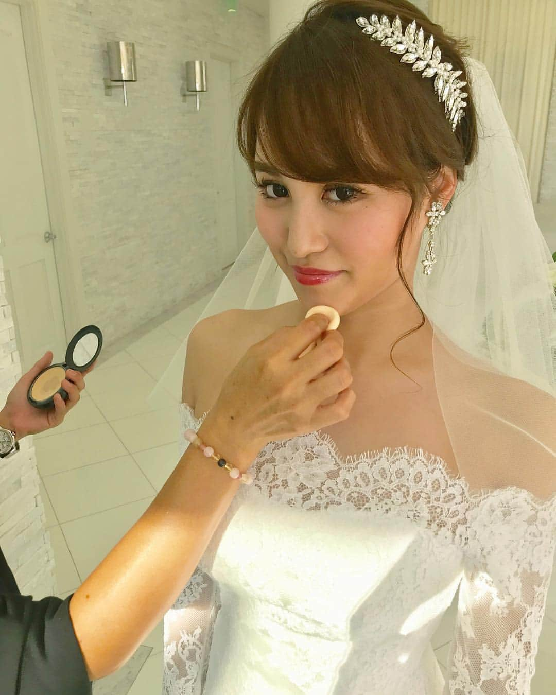 柳いろはさんのインスタグラム写真 - (柳いろはInstagram)「💍Happy Wedding👰🏽❤︎🤵🏽 ・ ・ @ruu__u 大阪時代の仲良しな お友達るりちゅんと、 @mk723.t まりちゅんの結婚式へ👸🏼💕 ・ ・ まりちゅんのドレス姿めちゃ綺麗やったなぁ💯 飾らない気さくな性格な上、相変わらず美人さんで❣️ ・ ・ モアナサーフライダーの 海バックで行われる挙式。🏝 海でsurfingする人が見えたり Hawaiiならではな雰囲気で素敵だった✨🏄🏽‍♀️ ・ ・ 幸せをたくさんありがとう💓 #hawaii #waikiki #wedding #moanasurfrider #sea #surf #happy #blue #sunny #friend #photography #tfilter #resort」12月15日 21時20分 - irohayanagi