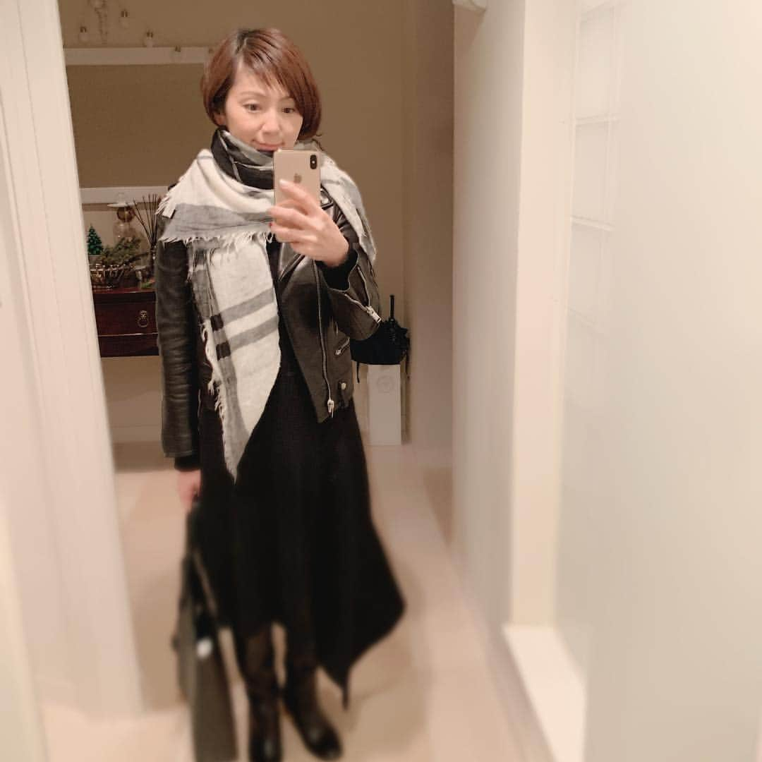 渡辺満里奈さんのインスタグラム写真 - (渡辺満里奈Instagram)「全身、黒。 今日もお疲れ様でした✨ ・ ・ #RITO #ワンピース #好きだわー」12月15日 21時28分 - funnyfacefunny