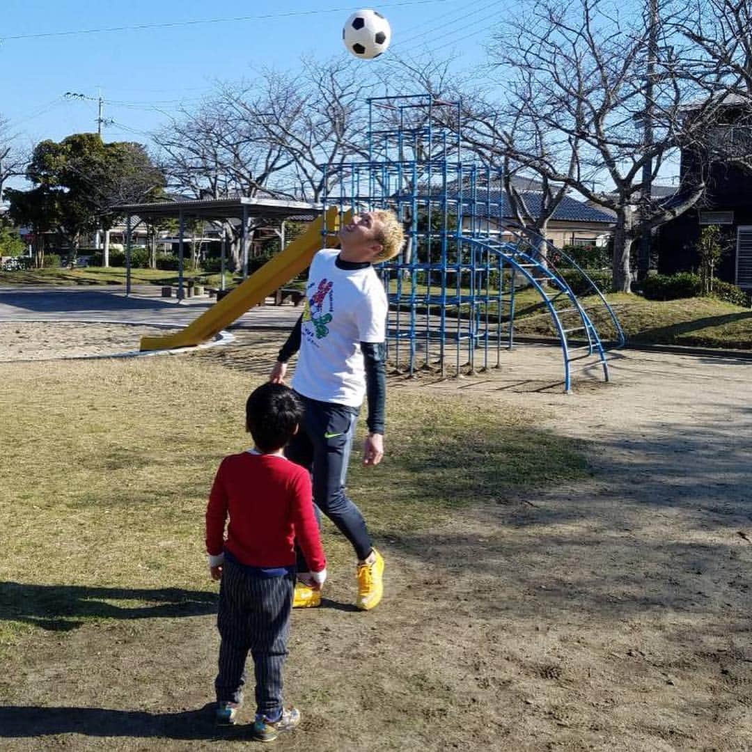 堤俊輔さんのインスタグラム写真 - (堤俊輔Instagram)「糸島にある ファミリーホーム神在🏠へ✨  公園でサッカーしたり、鬼ごっこしたり、ジャングルジムに登って遊んだり、たくさん遊んできたよ〜😝✨ #サッカー  #Jリーグ  #福岡  #soccer  #jleague  #fukuoka  #堤俊輔  #ツツスタグラム  #ttmproject  #共につなぐ未来  #チャリティtシャツ #糸島 #ファミリーホーム神在 #近くの公園で遊んだよ #サッカーしたり #鬼ごっこしたり #ジャングルジム登ったり #プレゼント喜んで貰えて良かった #楽しかったねまた遊ぼう #糸島は良いところだな〜」12月15日 21時45分 - shunsuketsutsumi.19
