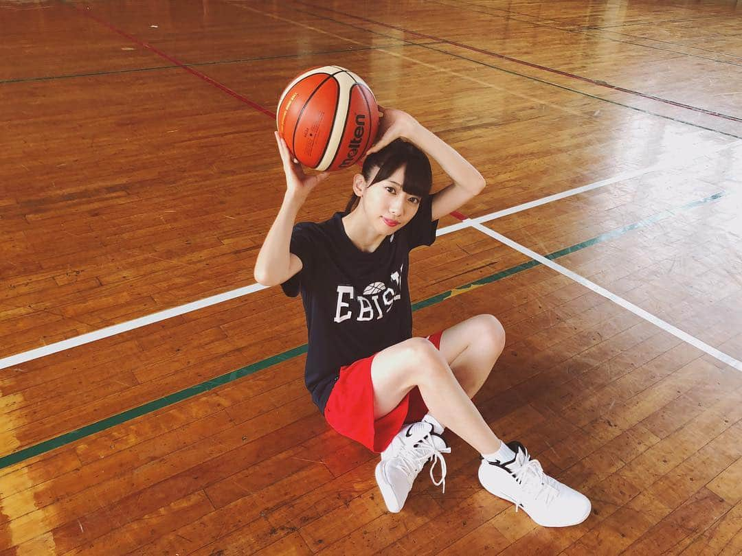 真山りかさんのインスタグラム写真 - (真山りかInstagram)「.﻿ ﻿ shoot ﻿ ﻿ #⛹️‍♂️‍♀️﻿ ﻿ #エビ中 #新曲﻿ #buzzerbeater﻿ ﻿ #ウインターカップ #公式 #テーマソング﻿ ﻿ #バスケットLIVE #MV #公開中﻿ ﻿ #みてね﻿ ﻿ #🏀﻿ ﻿ #まやまにあ﻿ ﻿ .」12月15日 22時13分 - ma_yama_official