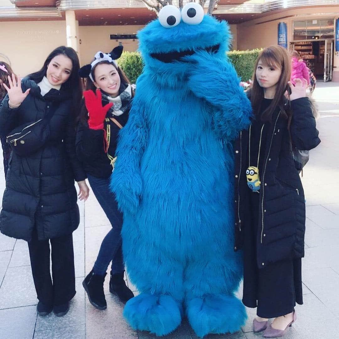 のインスタグラム：「. USJ🌏✨ . クッキーモンスターとエルモと💗 エルモちょっとボヤけてる😂 . 楽しかった😍✨ . . #usj #ユニバ #ユニバーサルスタジオジャパン #usjクリスマス #usjコーデ #ユニバコーデ #クッキーモンスター #エルモ #スヌーピー #japan #大阪 #大阪旅行 #女子旅 #女子会 #仲良し #日帰り旅行 #日帰り #メイク #ファッション #レースクイーン #モデル #makeup #fashion #model #RQ #osaka #followｍe #me」