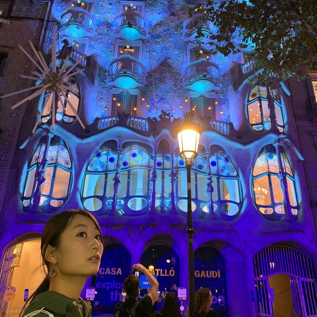 松村加南子さんのインスタグラム写真 - (松村加南子Instagram)「ホテルからとっても近いところに有名なガウディ建築のカサ・バトリョが😳 . 通るたびに魅了されて、写真を撮りまくってしまった💦 . 昼の顔と夜の顔が全然違うのも魅力的！ . 白いライトアップが個人的にはとても好みでした☺️ . . . #カサバトリョ #casabatllo #ガウディ #ガウディ建築 #gaudi #ライトアップ #バルセロナ #スペイン #barcelona #spain #旅 #旅行 #女子旅 #travel #trip #travelers #スペイン #バルセロナ #vacation  #holiday #薬剤師 #薬剤師グラドル #加南子 #genic_spain #visitspain #いつも心にスペイン」12月15日 23時49分 - matsumurakanako