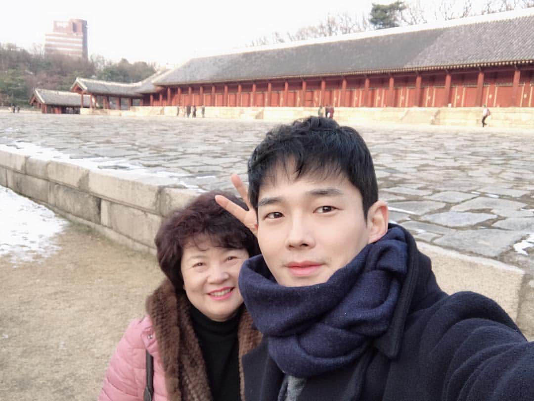 オン・ジュワンのインスタグラム：「문학을 좋아했던 소녀👩🏻‍💼 미술을 전공했던 소녀👩🏻‍🎨 미술선생님이였던 소녀. 다시금 미술전시에 도전하는 내 소녀^^ 오랜만에 종묘데이트^^ 삼청동 단팥죽 또 먹고 싶네😅」
