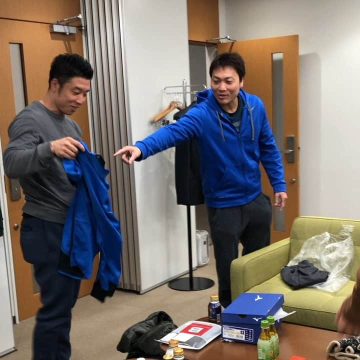 和田美枝のインスタグラム：「八木さんときんに君さんのやりとりずーーーーーーーっと見てたい🦸🏼‍♀️ 八木さんがまさかの私服と衣装おんなじ色で着替える意味ないやん‼️ってなった出来事💥  楽屋からステージ上でもずッと笑った🤣🤣🤣 #MBSラジオ1179 #サタデーゴエでSHOW #公開生ラジオ #サバンナ八木さん #なかやまきんに君さん #ずっと見てたいやりとり #平和 #八木さんきんに君さんのことキンって呼んでるよ #仲良し #MIZUNO さん」
