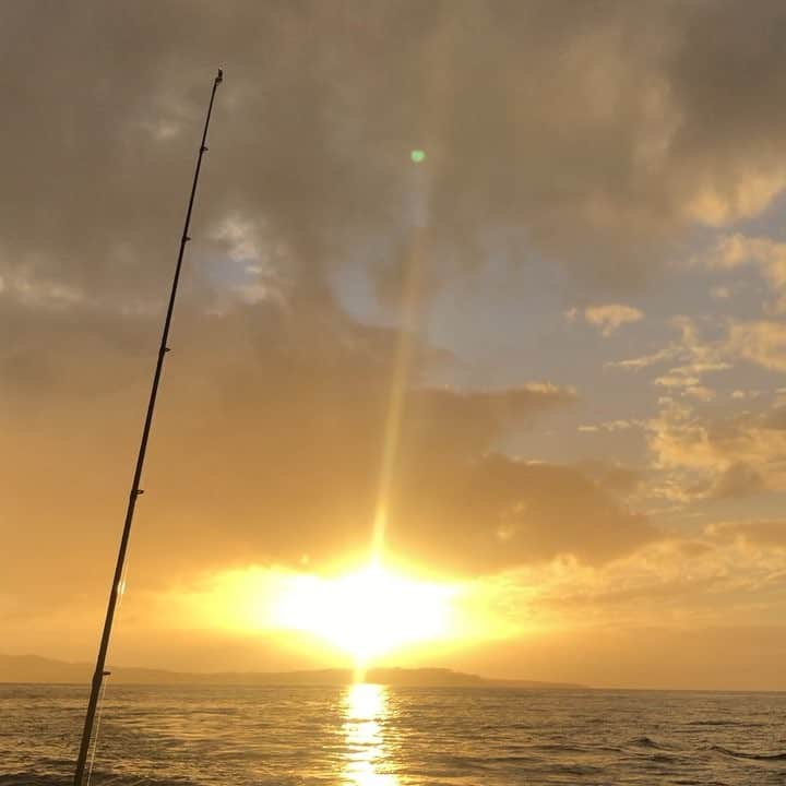 佐藤エリのインスタグラム：「♡ . . 夕日からの虹🌈 . 西表島は、最強のパワースポットです(*´꒳`*) . この動画を見た方に幸せが訪れますように✨ . . #西表島#西表#パワースポット#海#夕日#夕焼け#虹#釣り#釣りガール#iriomote#sunsets#rainbow#fishing#fishinggirl」