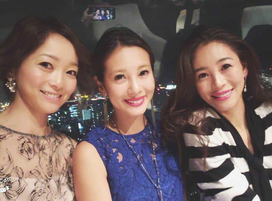 大桑マイミのインスタグラム：「Grace Class night party “jazz night” にいってまいりました。 ドレスアップして 素敵な音に夜景。 美味しい甘い〜時間でした。  私が着ているのもgrace classです。日常でも取り入れられちゃうし、スカートの ふんわり感気分上がります。  #graceclass  #secret#special」