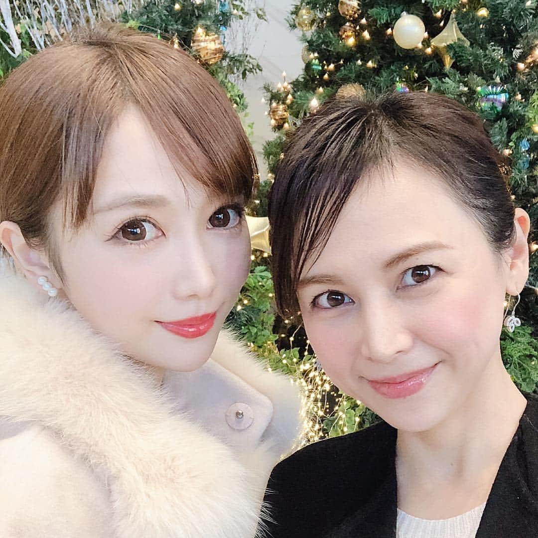 関有美子のインスタグラム：「🌸🌸🌸🌸🌸 . . 先日 プロゴルファー奥様でありママ友の @yumi.y31 と ロウリーズ・ザ・プライムリブへ💕 . . 美しいだけでなく とっても聡明なゆみちゃん😍💕 赤ちゃんも同い年で とっても楽しい時間を過ごせました✨ . . ロウリーズはベビーにも優しくて ベビーカーでも入れる ローストビーフのお店です😋 お子様連れにおすすめ✨ . . #溜池山王ランチ#ロウリーズ#赤坂インターシティair#akasaka#golf#beautifulpeople#mama#二児ママ#女の子ママ#男の子ママ#育児中#一歳#クリスマス#イルミネーション#プロゴルファー#ゴルフ#ゴルフ女子#東京カフェ巡り#ランチビュッフェ#子連れ東京」