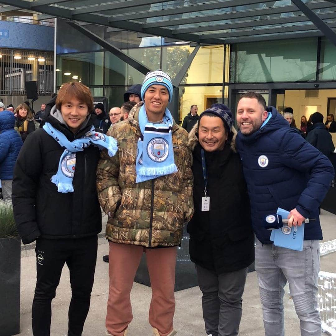 横浜F・マリノスさんのインスタグラム写真 - (横浜F・マリノスInstagram)「Hiroki Iikura and Jun Amano visited #Etihad stadium. Thanks for warm welcome @mancity @citysquarelive .  #fmarinos #飯倉大樹 #天野純#Jリーグ #jleague #premierleague #mancity #mcfc #CFG #cityfootballgroup #選手のオフ #オフショット」12月16日 7時50分 - yokohamaf.marinos