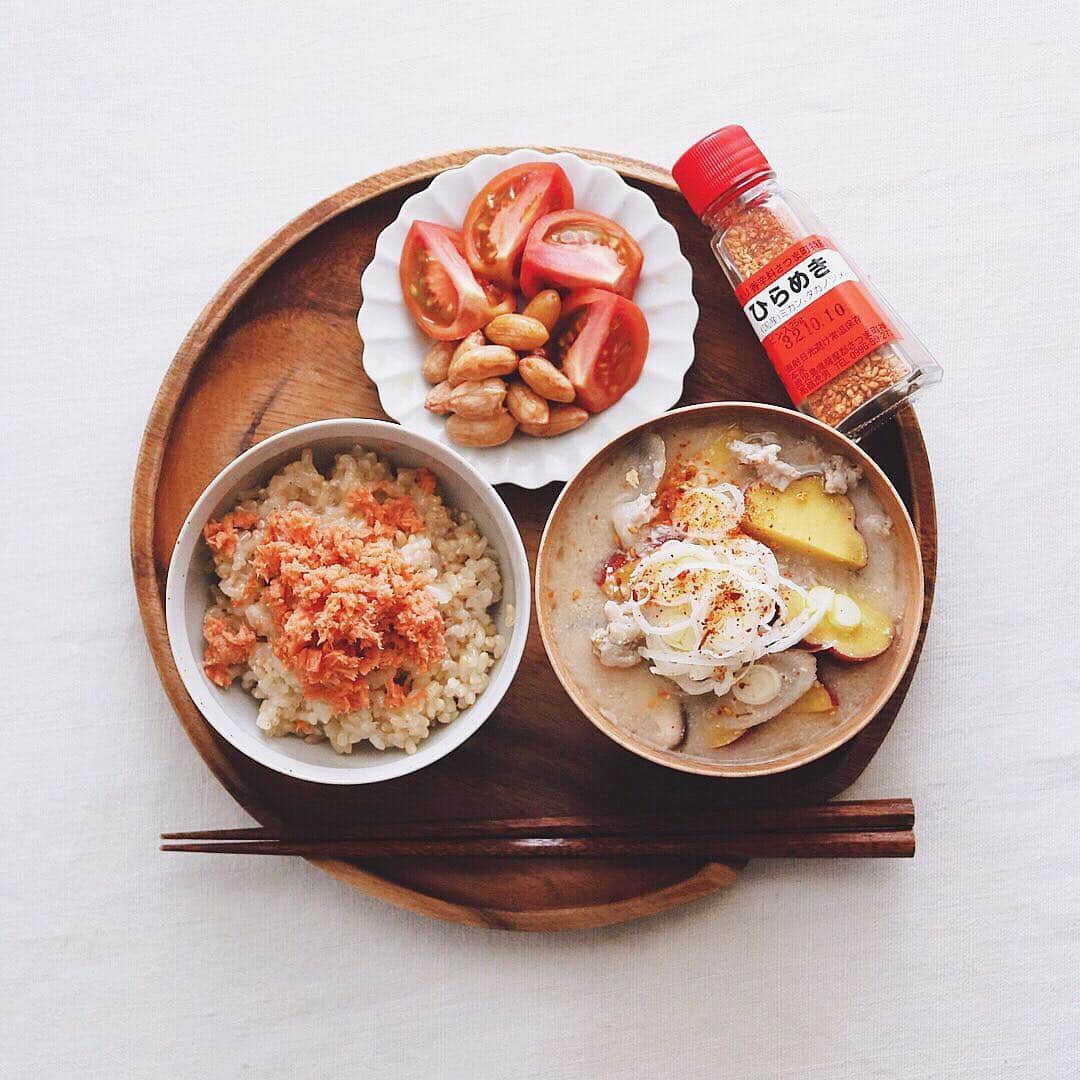 樋口正樹さんのインスタグラム写真 - (樋口正樹Instagram)「Today's breakfast . 今日の朝ごはんは、 鮭フレーク玄米飯、 粕と麦味噌の豚汁、 ピーナッツ酢漬け、 トマト、ひらめき。 . . #朝ごはん #鮭フレーク #鮭フレークご飯 #豚汁 #ひらめき #毎日トマト #ピーナッツ酢 #japanesebreakfast #washoku」12月16日 8時32分 - higuccini