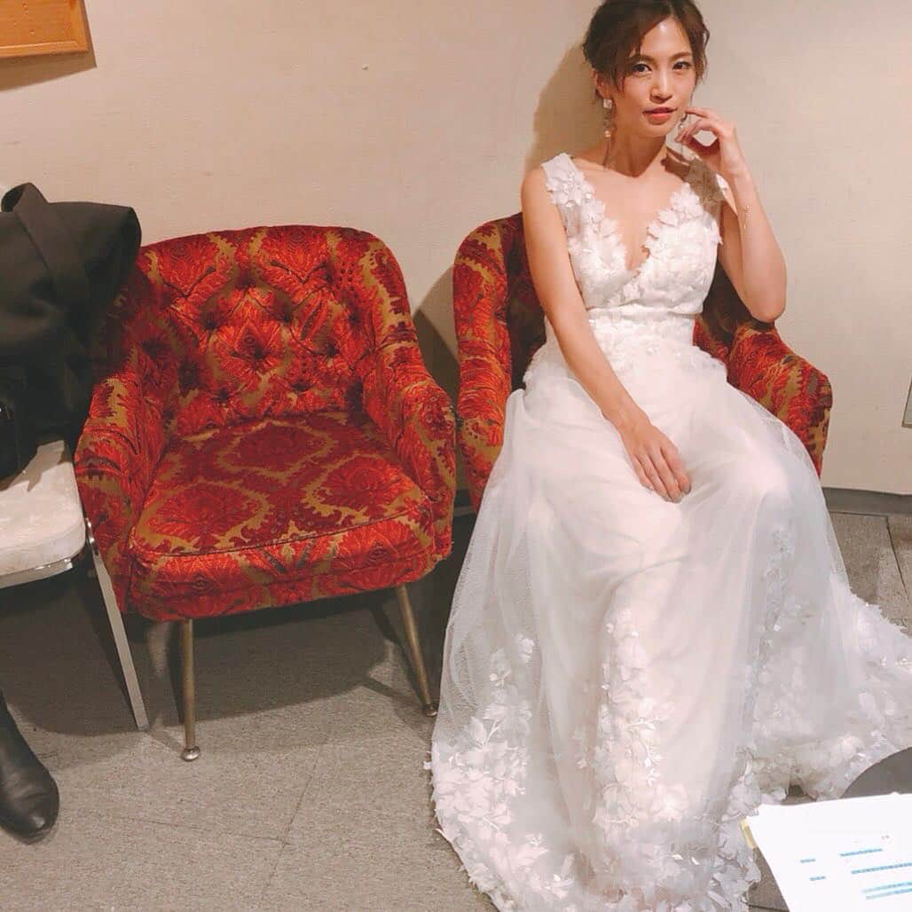 安田美沙子さんのインスタグラム写真 - (安田美沙子Instagram)「昨日のドレス、ディティールが冬っぽくてとても素敵でした💕前日まで悩んで、中々決まらなかったのですが、ステキなドレスに出逢えて感謝です✨  たかぽんのサンタクロース姿に合わせて。。。 キネマ倶楽部の楽屋にて✨椅子がレトロ❤️ #instagood #dress #musical #thanks #white dress... @tadashishoji_japan」12月16日 9時14分 - yasuda_misako