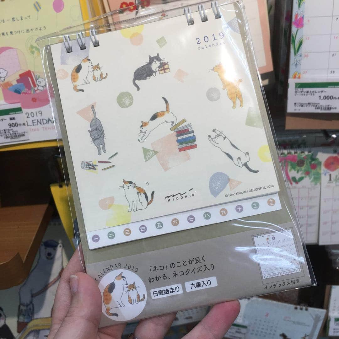 東急ハンズさんのインスタグラム写真 - (東急ハンズInstagram)「来年のカレンダー、準備できてますか？ ネコのクイズがついたカレンダー  760円＋税  ハンズクラブポイント10倍は、本日12/16まで！！ ⠀ #東急ハンズ #ハンズ #tokyuhands ⠀ #文具 #文房具#ステーショナリー #stationary #文具好き #文具女子 #文具店 #文房具好き #文房具店 #文房具大好き #文房具屋さん #文房具部 #2019 #カレンダー #ネコ #猫 #ねこ #猫文具 #猫好きな人と繋がりたい⠀ ※一部店舗では取扱いがない場合がございます。⠀」12月16日 9時51分 - tokyuhandsinc