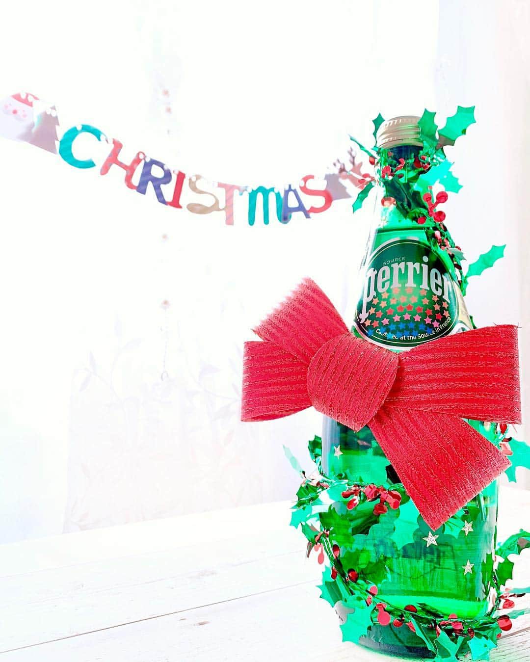 西村笑花さんのインスタグラム写真 - (西村笑花Instagram)「🎄 ・ ・ #ペリエツリー を作ってみたよ〜！🎉🥂✨ ペリエの瓶がツリーっぽいから 少しデコっただけでとっても可愛いツリーができた❣️ クリスマスパーティーのときにも こんな風に出したら可愛いだろうな〜❤︎ ・ 私は食事の時や疲れた時にしゅわっと飲むのがすき❤︎ もうすぐ #クリスマス ‥わくわく🎄🎅🏼❣️ ・ ペリエがオススメするお洒落なお店を探せたり、 ペリエが飲めるお店を探せる ペリエのアプリがこれからスタートするみたい✨ アプリの開始を楽しみに @perrier_jpn  をチェックしてみてね！ #perrier #perriertree #christmastree #ペリエ #デコレーション #クリスマスツリー #ペリエアプリ #pr」12月16日 11時08分 - emika_nishimura