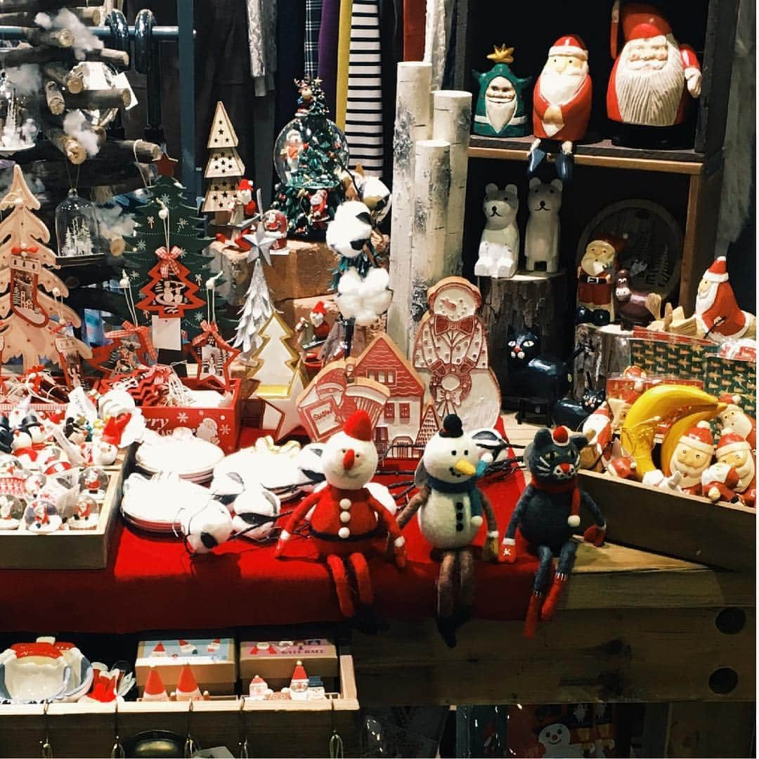 chersage / シェルサージュさんのインスタグラム写真 - (chersage / シェルサージュInstagram)「Christmas mood🎄 . 大きいツリーを準備するのってなかなか大変ですよね🌲 そんな時はオーナメントや人形を机にポンと座らせたり、気軽にクリスマス気分を楽しむのもおすすめです🧸💐 . 店内の装飾も賑やかなこの季節、ぜひお越しください♩ . #xmasiscoming #xmas #クリスマス #雑貨 #winter #オーナメント #ライフスタイル #暮らし #インテリア #かわいい雑貨 #お家 #カフェ #christmas #chersage #シェルサージュ」12月16日 11時05分 - chersage_official