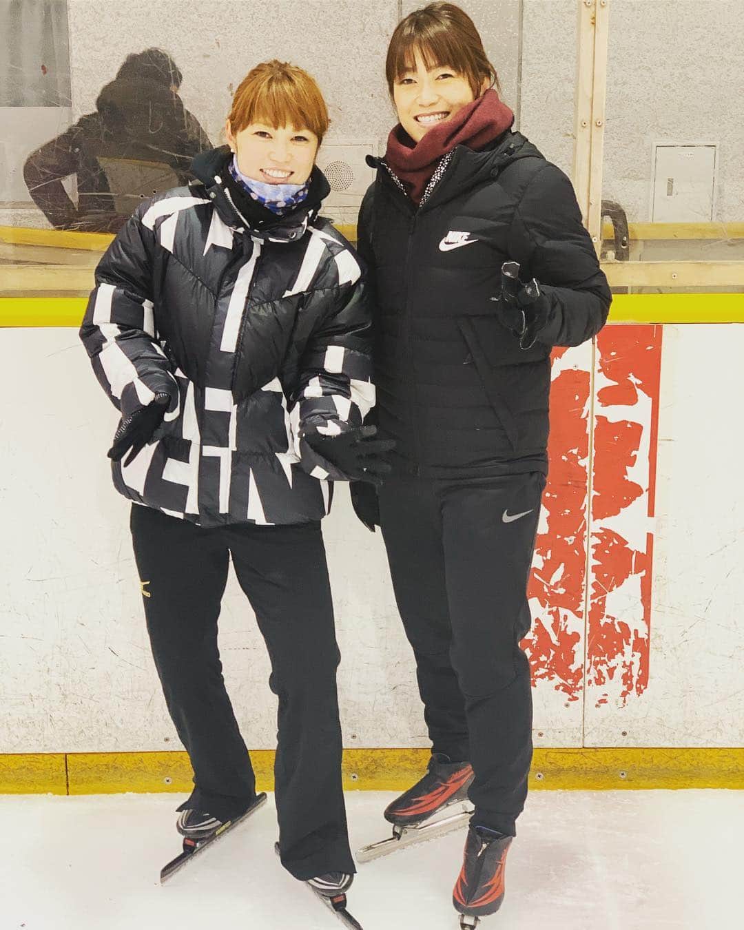 大菅小百合のインスタグラム：「北区主催のスケート教室⛸✨ 初めましての子や、また会いましたねの子供達と楽しい時間‼️😊短い時間であっという間に滑れるようになるのみ込みの速さは本当に素晴らしかった👏👏😍 ・ ・ ・ #スケート教室 #東京都北区主催 #今回で5年目 #模擬滑走をして #毎回運動しなきゃと思う私」