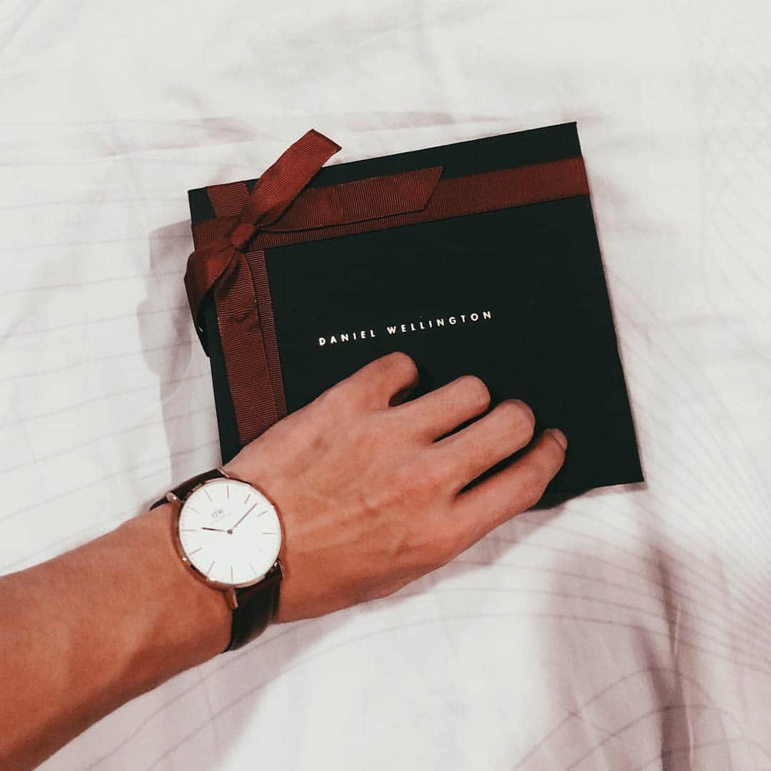 周凱翔さんのインスタグラム写真 - (周凱翔Instagram)「Few weeks till Xmas! But my Xmas gifts came early from DW!  Select any two items to create your perfect gift at www.danielwellington.com, remember to checkout with my unique code kaixiang18 to save up to 24%! All parcels will be perfectly gift wrapped with free shipping!  #DanielWellington #Dwforeveryone」12月17日 0時09分 - kaixiangchewwwww