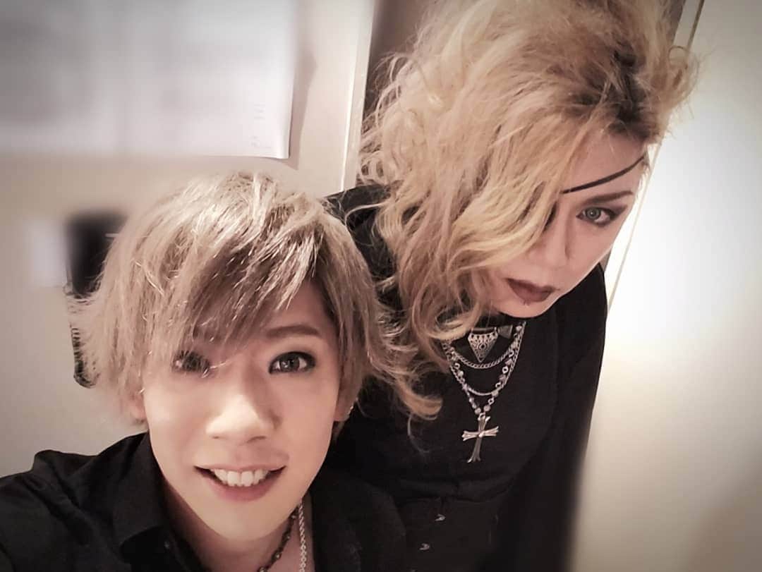 のインスタグラム：「PENICILLINツアーファイナル＆HAKUEIさんバースデーお疲れ様でした♪ 元祖PENICILLINことGISHOさん乱入ありツアーファイナルに相応しいライブだったのではないでしょうか(笑) GISHOさんから千聖さんにもっとぶっこんだらいいのにと許可を頂きましたので今後も攻め攻めでいきたいと思います(笑) そして人前で初のアコギ緊張しましたが無事終わってよかった😵 このツアーまわって改めてPENICILLINや自分のソロのライブもそうですけどファンの方が楽しそうにしてくれてるのが一番楽しいライブだなと♪ これからも笑顔溢れる空間を作っていきましょう！ ツアーファイナルお疲れ様でした！ そしてHAKUEIさん誕生日おめでとうございましたm(_ _)m #HAKUEI #Chiyu #こんなセクシーな還暦を見てみたい笑 #今日もHAKUEI水を浴びれました笑 #HAKUEI水は若返り水」