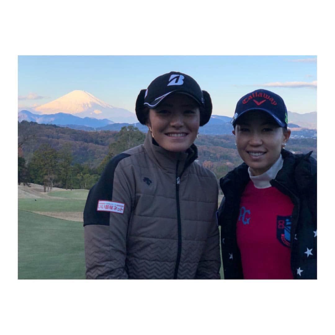 渡邉彩香のインスタグラム：「桃子さんと資生堂さんのコンペに⛳️ 富士山🗻も見えて楽しいラウンドでした😌 ありがとうございました😊  #資生堂#アネッサ」