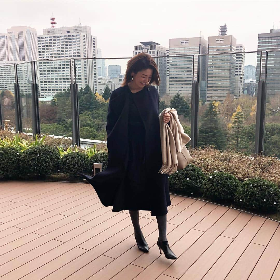 清水愛さんのインスタグラム写真 - (清水愛Instagram)「#ootd . コートもネイビー、中に着ているワンピースもネイビーで、何を着ているかよく分からない😂 でも記念に💕 #ミッドタウン日比谷 にて。 . @62y__________ ちゃん、📷撮ってくれてありがとう💕 . ⇒2枚目 #今日のランチ 🍽🤤💕 #drawinghouseofhibiya . . #outfit #coordinate #fashion #tomorrowland #ballsey #fabiorusconi #vasic #domani #domanimagazine #domanist #今日のコーデ #ママコーデ #トゥモローランド #3枚目はおまけ #寒くて私のストールぐるぐる巻きの👧🏻」12月16日 23時33分 - aismz0218