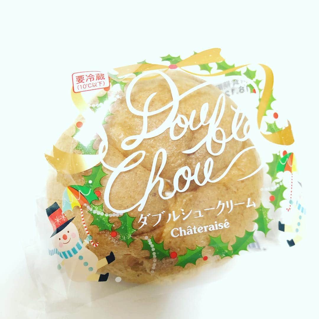 松阪ゆうきのインスタグラム：「最近ね、 シュークリームばっか買うんですよ（笑）  最初は、 疲れてるんかなあ？て思ってたんやけど、  多分しばらく お酒🥃飲んでへんからやと思うんです（笑）  味覚が変わったんかな？？ 今日は、 たまたま帰りに シャトレーゼ見つけたから買ったら ひとつ100円やて。  やすww コンビニよかやすいww  まだ大事な仕事終わるまでは しばらく禁酒🍷🙅‍♂️ #シュークリーム  #シャトレーゼ  #小銭 をレジの隙間に落としてしまったけど、愛想良い店員さんがニコニコ拾ってくれました。  笑顔は、人を元気にしますな(o^^o)  わたしもそんなえがおになりたひ。  ゆうき」