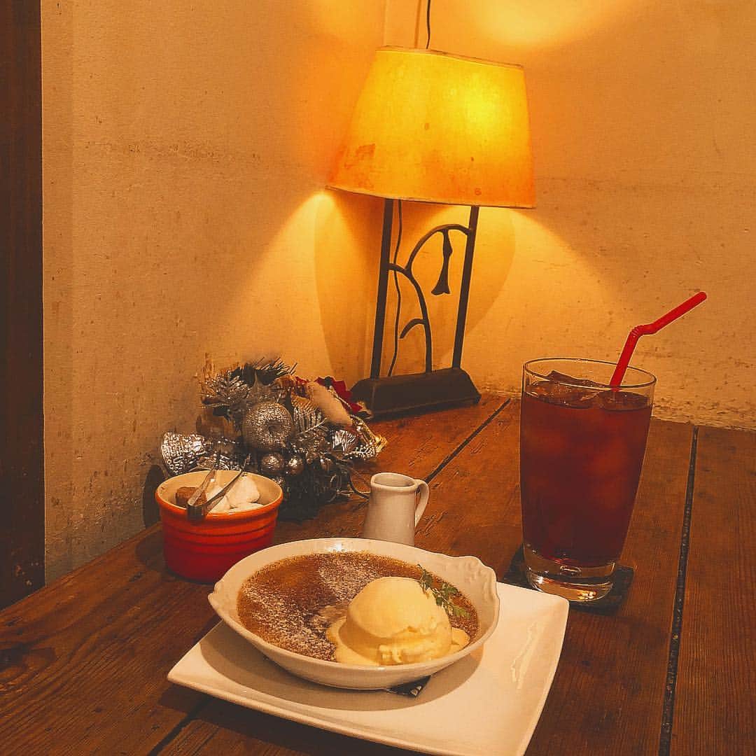 末吉咲子のインスタグラム：「クリスマスのひと休憩🎅🍰 #カフェ #スウィーツ #クリスマス #東京カフェ #東京カフェ部 #cafe #japan #tokyo #카페 #카페스타그램 #일본 #도쿄 #도쿄카페」